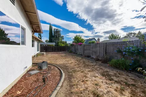 Exterior - 190 Fairview Dr, Vacaville, CA 95687 photo 11 of 12