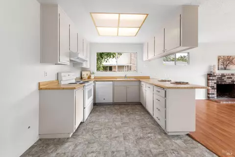 Kitchen - 190 Fairview Dr, Vacaville, CA 95687 photo 3 of 6