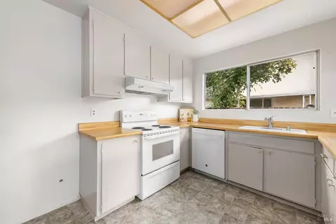 Kitchen - 190 Fairview Dr, Vacaville, CA 95687 photo 4 of 6
