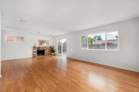 Living - 190 Fairview Dr, Vacaville, CA 95687 photo 2 of 8