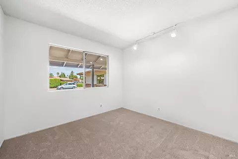 Bedroom - 190 Fairview Dr, Vacaville, CA 95687 photo 6 of 9