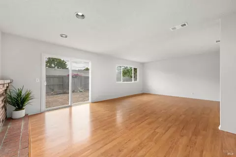 Living - 190 Fairview Dr, Vacaville, CA 95687 photo 5 of 8