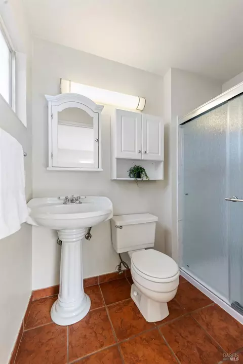 Bath - 190 Fairview Dr, Vacaville, CA 95687 photo 1 of 2