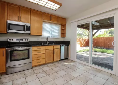 Kitchen - 357 Colonial Cir, Vacaville, CA 95687 photo 3 of 4