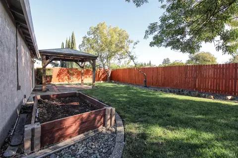 Exterior - 357 Colonial Cir, Vacaville, CA 95687 photo 4 of 9