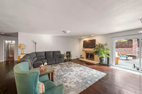 Living - 506 Midway Ct, Martinez, CA 94553 photo 2 of 3
