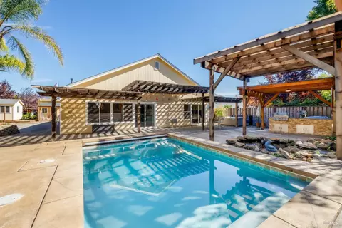 311 Laurel Ct, Cloverdale, CA 95425