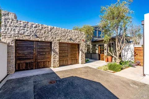 Exterior - 108 Vintners Ct, Napa, CA 94559 photo 2 of 7