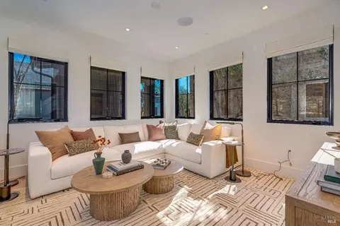 Living - 108 Vintners Ct, Napa, CA 94559 photo 2 of 4