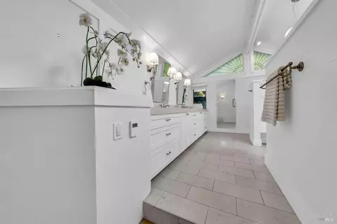 Bath - 40 Currey Ave, Sausalito, CA 94965 photo 2 of 4
