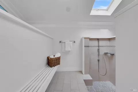 Bath - 40 Currey Ave, Sausalito, CA 94965 photo 3 of 4