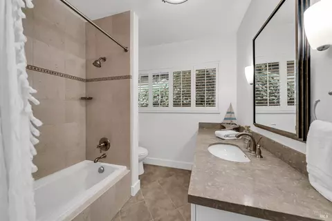 Bath - 40 Currey Ave, Sausalito, CA 94965 photo 1 of 4