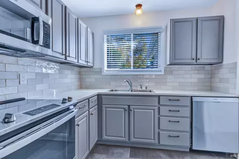 Kitchen - 187 Fleming Ave, Vallejo, CA 94590 photo 3 of 4