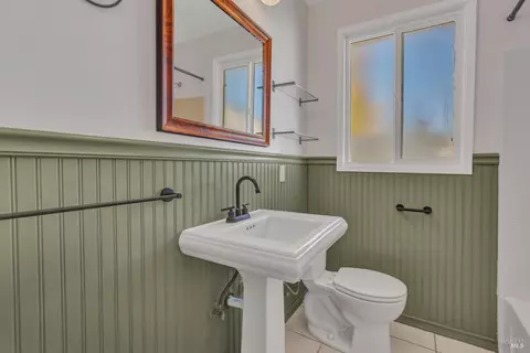 Bath - 187 Fleming Ave, Vallejo, CA 94590 photo 1 of 6