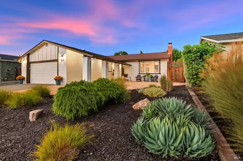 827 Grouse Ln, Petaluma, CA 94954