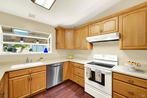 Kitchen - 1221 Devonshire Dr, Vacaville, CA 95687 photo 6 of 11