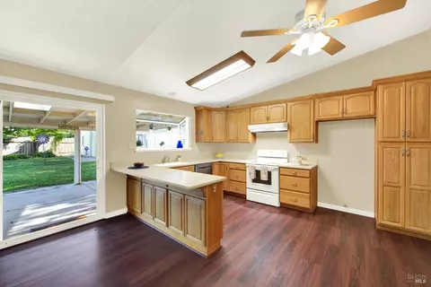 Kitchen - 1221 Devonshire Dr, Vacaville, CA 95687 photo 4 of 11