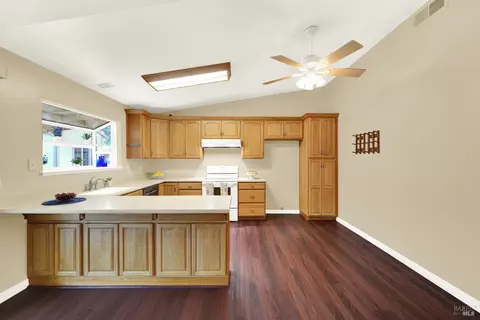 Kitchen - 1221 Devonshire Dr, Vacaville, CA 95687 photo 3 of 11