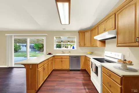 Kitchen - 1221 Devonshire Dr, Vacaville, CA 95687 photo 7 of 11