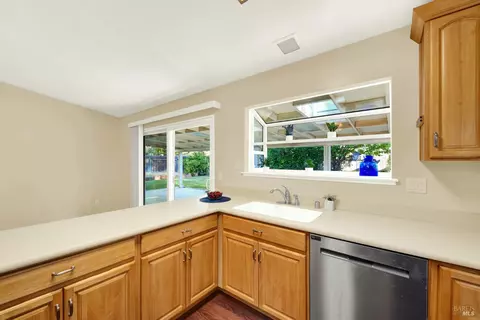 Kitchen - 1221 Devonshire Dr, Vacaville, CA 95687 photo 8 of 11