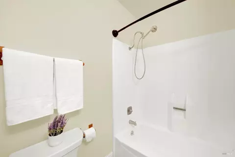Bath - 1221 Devonshire Dr, Vacaville, CA 95687 photo 2 of 4