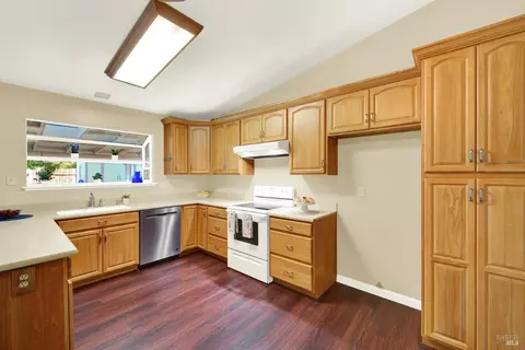 Kitchen - 1221 Devonshire Dr, Vacaville, CA 95687 photo 5 of 11