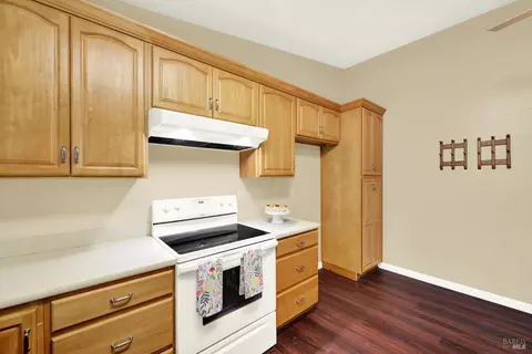 Kitchen - 1221 Devonshire Dr, Vacaville, CA 95687 photo 10 of 11