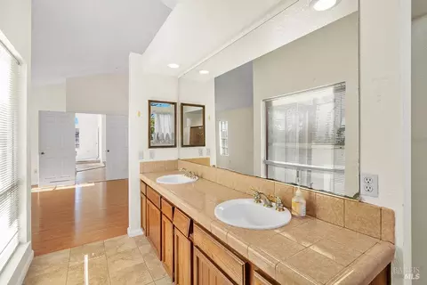Bath - 125 Spinnaker Way, Vallejo, CA 94590 photo 2 of 5