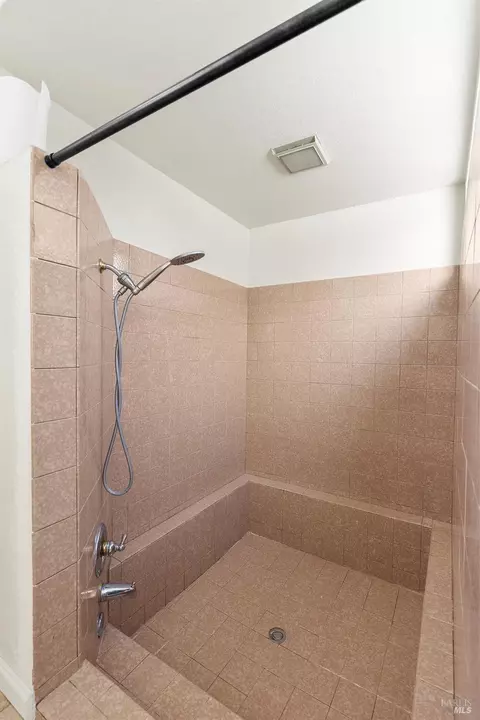 Bath - 125 Spinnaker Way, Vallejo, CA 94590 photo 3 of 5