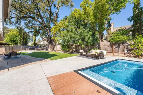 129 Wooded Glen Ct, Windsor, CA 95492