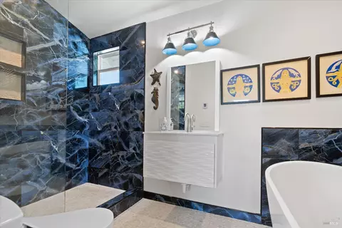 Bath - 620 Brown St, Healdsburg, CA 95448 photo 4 of 6