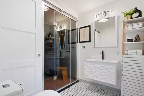 Bath - 620 Brown St, Healdsburg, CA 95448 photo 2 of 6