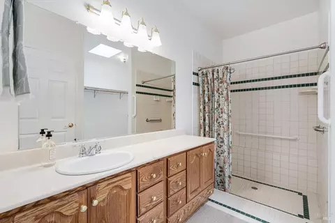 Bath - 1476 Thomas Dr, Napa, CA 94558 photo 2 of 4