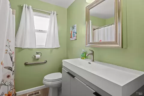 Bath - 1169 Elm St, Ukiah, CA 95482 photo 1 of 1