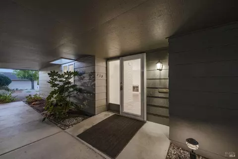339 Valley Oaks Dr, Santa Rosa, CA 95409