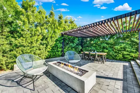 1466 Ash St, Napa, CA 94559 photo 2