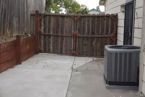 Exterior - 1048 Topsail Dr, Vallejo, CA 94591 photo 6 of 11