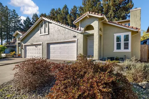 985 Hacienda Cir, Rohnert Park, CA 94928