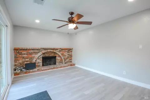Living - 245 Pumice Ct, Vallejo, CA 94589 photo 3 of 4