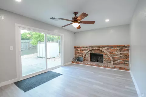 Living - 245 Pumice Ct, Vallejo, CA 94589 photo 2 of 4