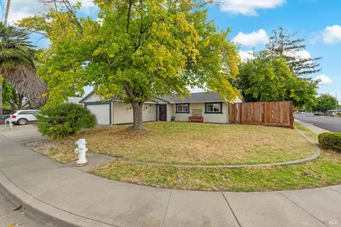 500 Gregory Dr, Vacaville, CA 95687 photo 2