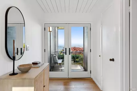Entry Way - 20 Crecienta Dr, Sausalito, CA 94965 photo 4 of 7