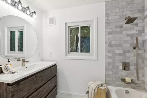 Bath - 20 Crecienta Dr, Sausalito, CA 94965 photo 4 of 4