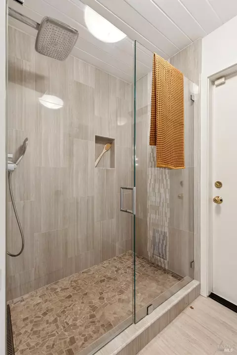 Bath - 20 Crecienta Dr, Sausalito, CA 94965 photo 3 of 4