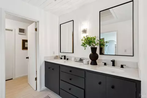 Bath - 20 Crecienta Dr, Sausalito, CA 94965 photo 2 of 4