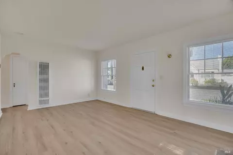 Living - 323 Hampshire St, Vallejo, CA 94590 photo 2 of 4