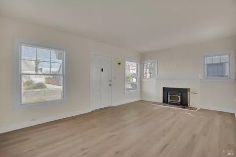 Living - 323 Hampshire St, Vallejo, CA 94590 photo 3 of 4