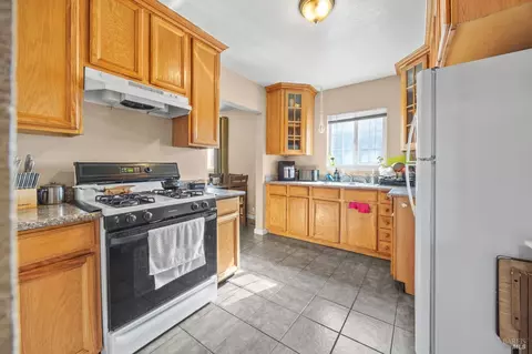 Kitchen - 532 Almond Dr, Vallejo, CA 94589 photo 2 of 3