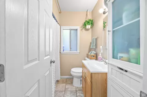 Bath - 532 Almond Dr, Vallejo, CA 94589 photo 1 of 2