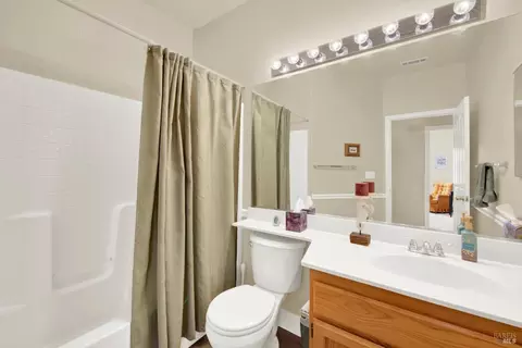 Bath - 800 Alexander Dr, Dixon, CA 95620 photo 2 of 4